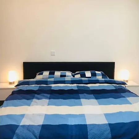 Pearl - King Bed - Netflix - Projector - Fast Wi-fi Apartament *
