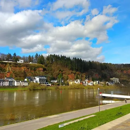 Pearl - King Bed - Netflix - Projector - Fast Wi-fi アパート トリーア