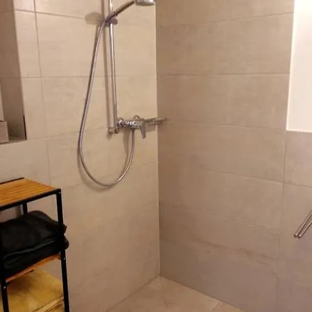 Pearl - King Bed - Netflix - Projector - Fast Wi-fi